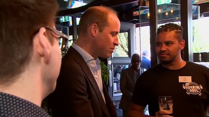 Birmingham, la coppia reale gioca in un pub e si diverte con un gruppo di giovani