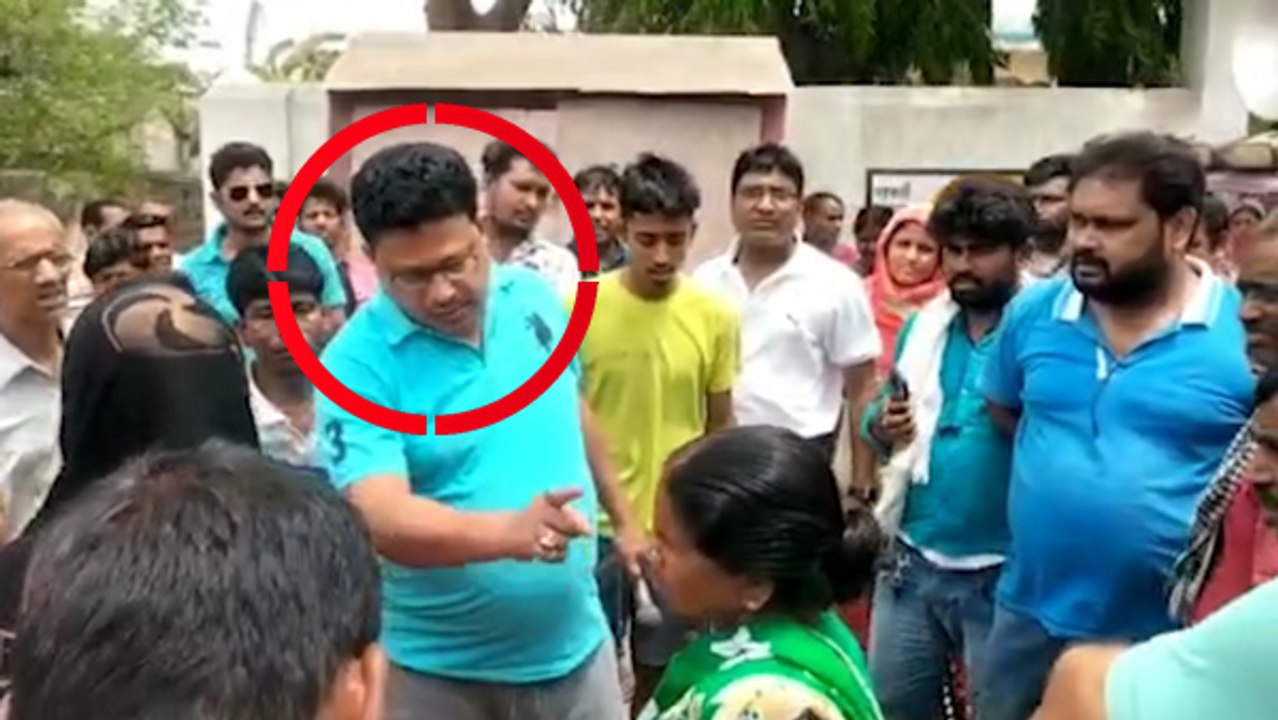 জলের দাবিতে রাস্তায় নেমে তৃণমূল নেতার দাদাগিরির শিকার হলেন গ্রামবাসীরা!