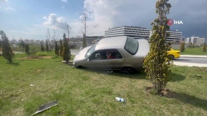 Başakşehir'de virajı alamayan sürücü çayırlık alana çıktı