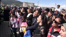 Sanatçı Haluk Levent, Nurdağı'nda depremzedelere konser verdi: Çocukların biraz eğlenmesini istedim