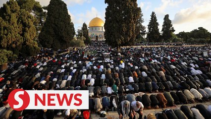 Tải video: Around 120,000 Muslims perform special prayers at Al-Aqsa Mosque