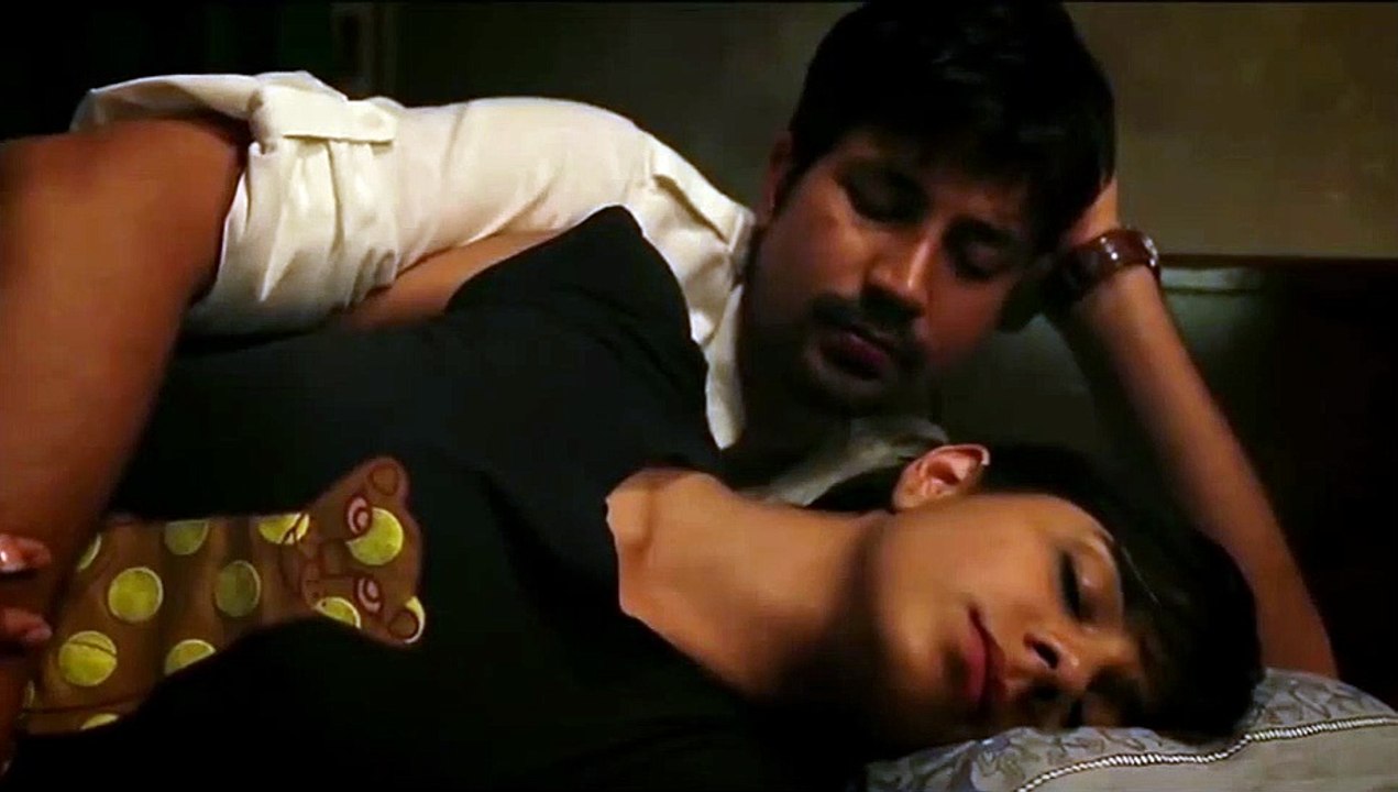 Hot Kissing Seane  On Bad - Kriti Kulhari