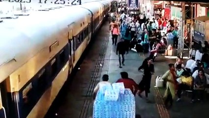 महिला का संतुलन बिगड़, ट्रेन की चपेट में आने से बाल-बालबची