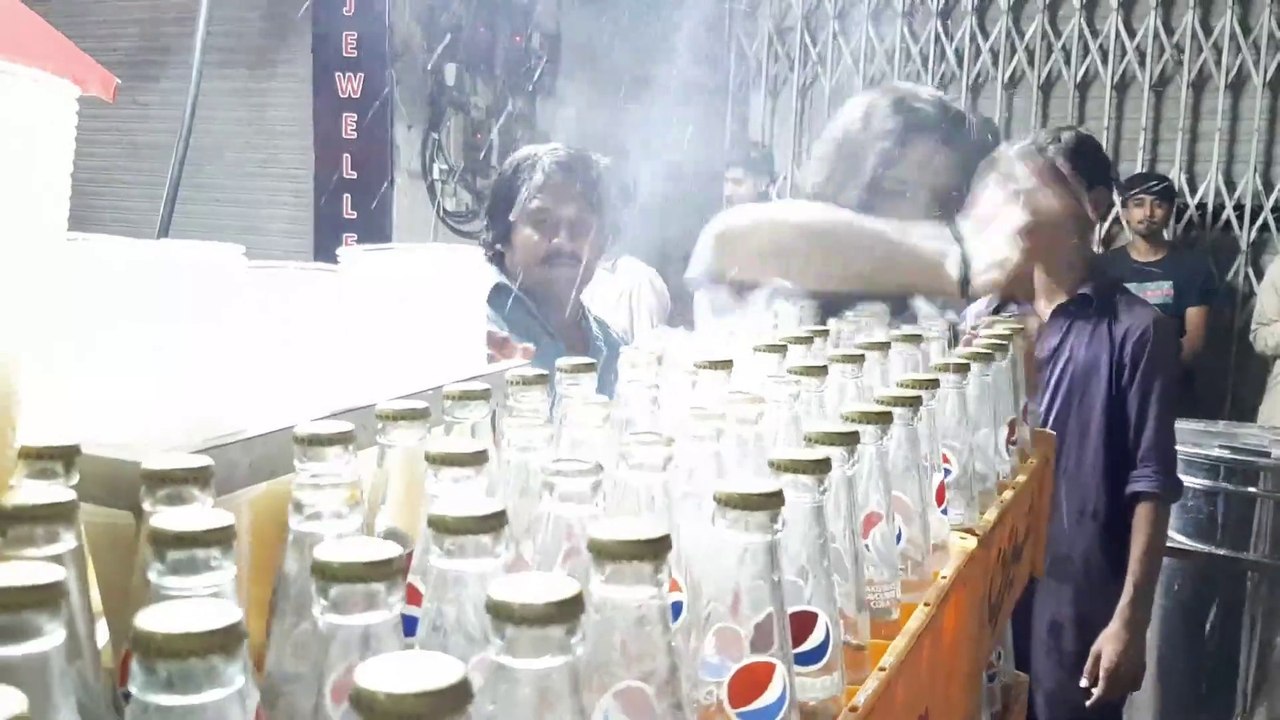 World Fastest Soda Maker Selling 3000 Soda Bottles In One Day | Pappu Jee Lemon Soda Rawalpindi