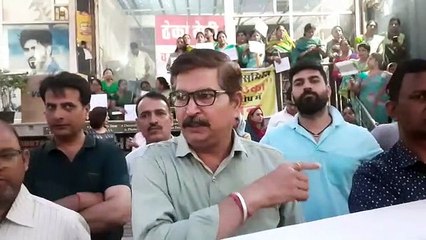 मंदिर के पास खोली शराब दुकान, सैकड़ों लोग कर रहे विरोध