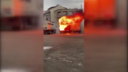 İSTANBUL-SULTANGAZİ'DE PARK HALİNDEKİ KAMYONUN KASASI ALEV ALEV YANDI
