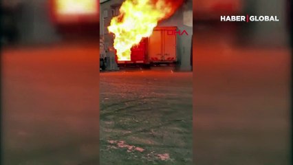 Sultangazi'de korku dolu anlar: Park halindeki kamyonun kasası alev aldı