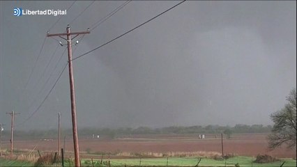 Un tornado deja dos muertos y destruye casas y carreteras en Oklahoma