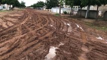 Serviço de asfaltamento de ruas no Núcleo 2, em Sousa, fica parado e moradores sofrem com lamaçal