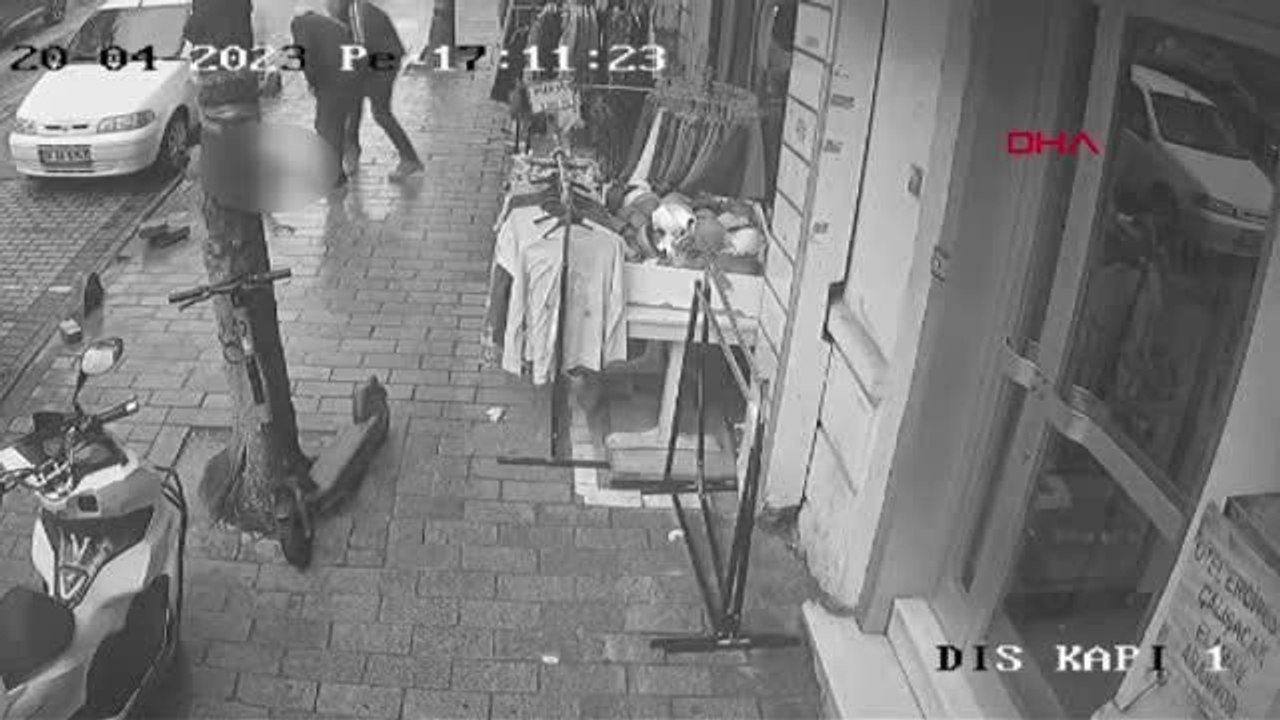 İSTANBUL-FATİH'TE GÖRME ENGELLİ TURİSTİN OTEL ODASINDAN DÜŞTÜĞÜ ANLAR KAMERADA