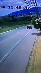 Homem fica preso às ferragens após celta invadir pista e atingir carro