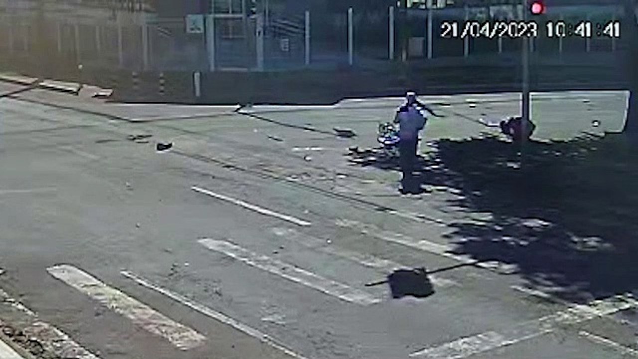 Câmeras registram acidente em que adolescente ficou gravemente ferido na Rua Fortaleza