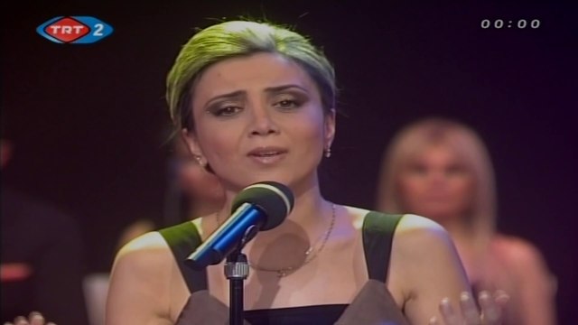 Derya Bozkurt / Aylar geçiyor sen bana hala geleceksin