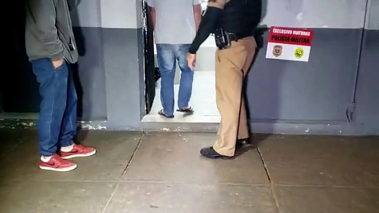 Homem agride mulher que se defende com martelada e os dois vão parar na delegacia