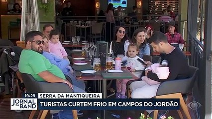 Turistas curtem frio em Campos do Jordão 21/04/2023 23:49:18