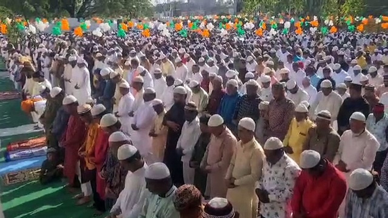 सजदे में झुके सिर, मांगी अमन चैन की दुआएं