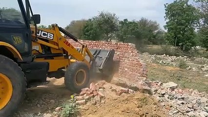 27 अवैध विला पर चली जेसीबी
