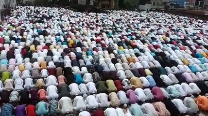 उल्लास के साथ मनाया जा रहा है ईद उल फितर, नमाज के बाद चला मुबारकबाद का दौर