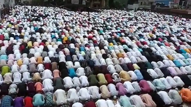 उल्लास के साथ मनाया जा रहा है ईद उल फितर, नमाज के बाद चला मुबारकबाद का दौर