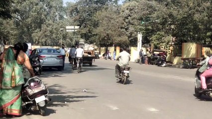 मिठाई के डिब्बों में राखभर पहुंचे लोग, पर्यावरण अफसरों को देकर बोले: सफेद जहर एक बार आप भी खाकर देखें