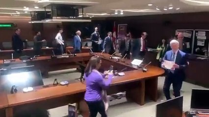 Milletvekillerinden 'topuklu ayakkabı' protestosu