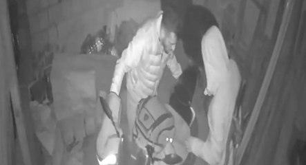 Rahat tavırlarıyla dikkat çeken hırsızlar kamerada