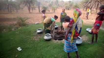 यहां आज भी झरिया के पानी पर निर्भर है ग्रामीण, वर्षो से हैंडपंप की है दरकार, देखें Video