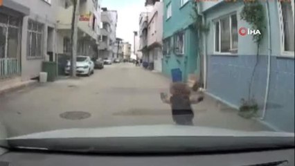 Bursa'da yola atlayan çocuk aracın altında kalmaktan son anda kurtuldu