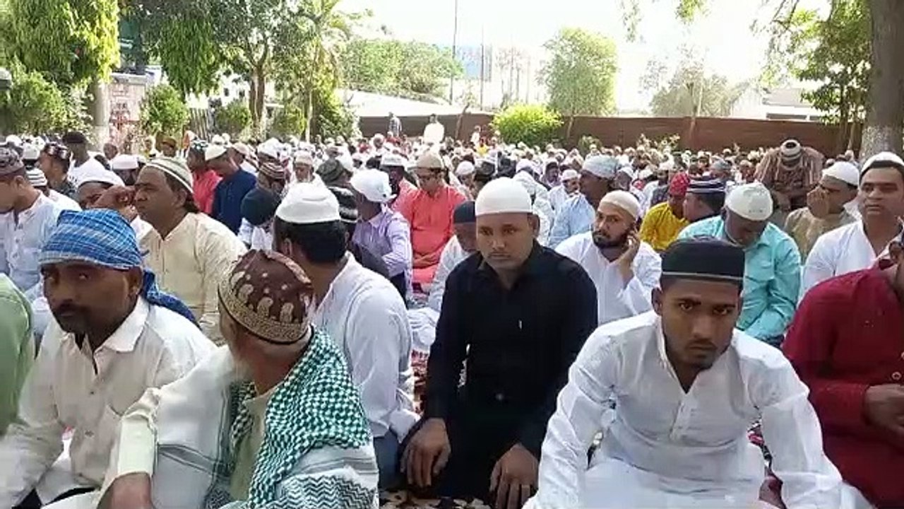 Eid al-Fitr 2023 : झांसी में मनाई जा रही है ईद, सैकड़ों पुलिसकर्मी तैनात