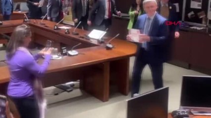 Erkek politikacılar kadına şiddete dikkat çekmek için topuklu ayakkabı giydi