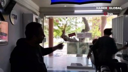 Berberde müşteri koltuğuna yumurtlayan tavuklar görenleri hayrete düşürüyor
