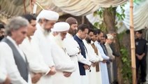 عمران خان عید کی نماز کارکنوں کے ساتھ ادا کرتے ہوۓ، ماشاءاللہ لیڈر اپنی عوام میں