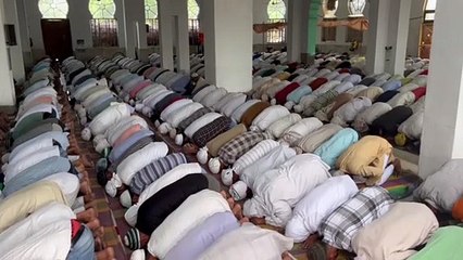 मेव बोर्डिंग में नमाज अता करते रोजेदार,देखे वीडियो