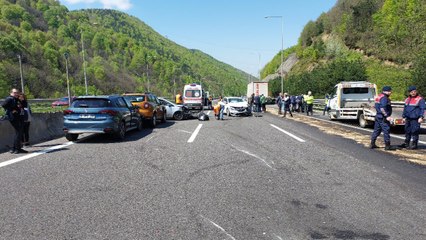 4 araç birbirine girdi, otoyol trafiğe kapandı