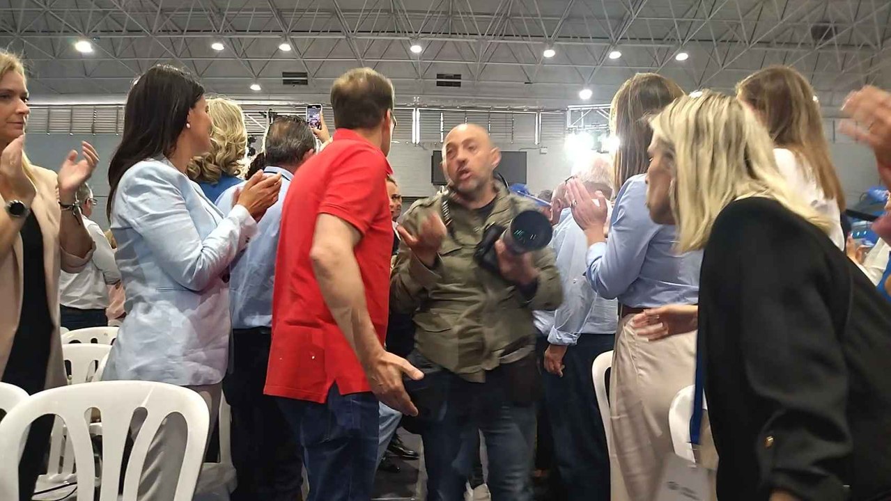 Alberto Núñez Feijóo, este sábado, llegando junto a Fernando López Miras al acto del PP en Murcia.