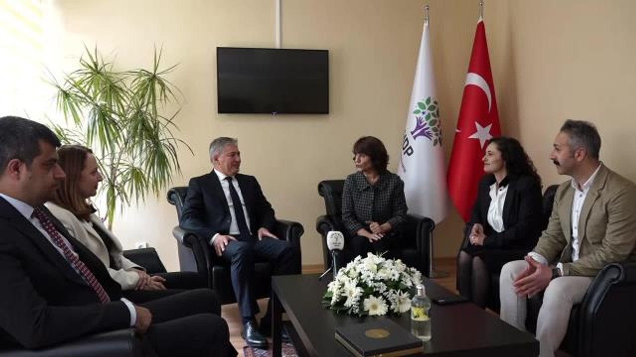 Hdp, Gelecek Partisi ve CHP ile Bayramlaştı... Hdp'li Özcan: "Bu Seçim Döneminde Bu Tek Adam Hep Adamı Göndermenin Yollarını Açacağız"