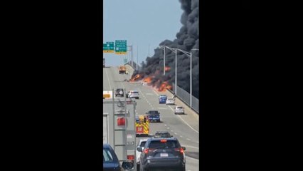 Download Video: El vuelco de un camión cisterna provoca un incendio en un puente de Connecticut