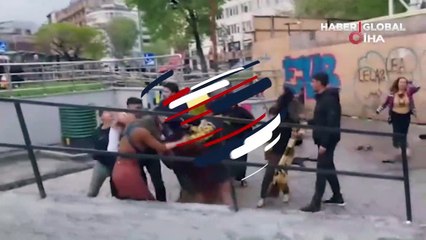 Karaköy’de “tenekeli” para kapma kavgası kamerada! Kafasına defalarca vurdu