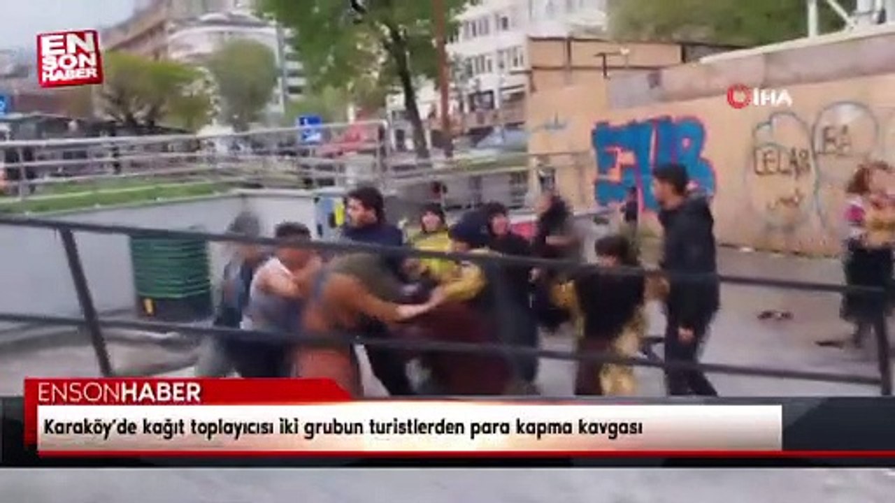 Karaköy’de kağıt toplayıcısı iki grubun turistlerden para kapma kavgası