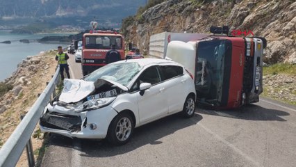 Isparta'da kamyonetle otomobil çarpıştı
