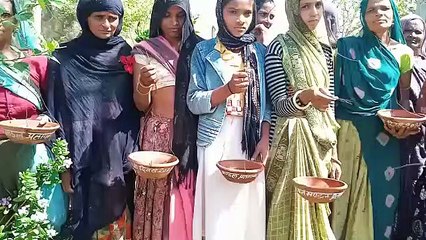 जगह-जगह बांधे परिंडे  जंगल में   पर भरा पानी