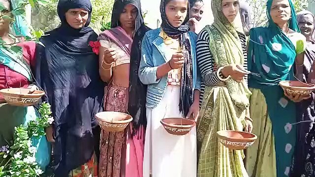 जगह-जगह बांधे परिंडे जंगल में पर भरा पानी
