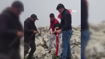 Bin 900 rakımlı zirvede yıpranan Türk bayrağını değiştirdiler