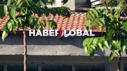 İzmir'de çatıya ayağı sıkışan güvercinin kurtarılma anı kameraya yansıdı
