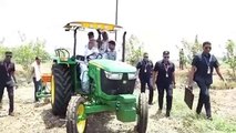 अक्ती तिहार पर माटी पूजन: छत्तीसगढ़ के मुख्यमंत्री भूपेश बघेल का अनोखा अंदाज, ट्रैक्टर चलाकर की खेत की जुताई