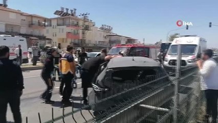 Antalya'da yaya geçidinde bekleyen otomobile kamyon çarptı: 4 yaralı