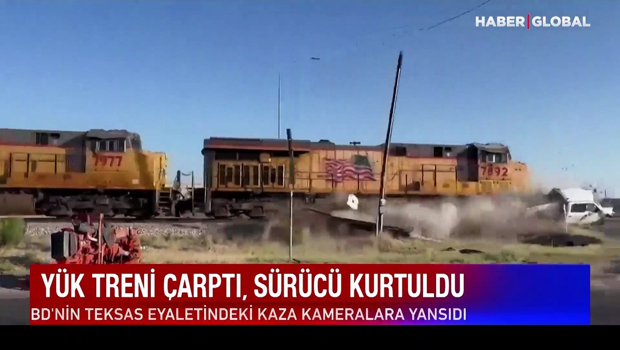 ABD'de feci kaza anı! Yük treni çarptı, sürücü kurtuldu