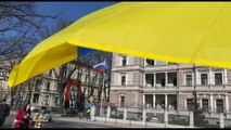 Lettonia, a Riga la bandiera ucraina sventola in sostegno a Kiev