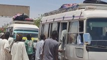 رغم توقف مطار الخرطوم.. دول تباشر في إجلاء بعثاتها من السودان