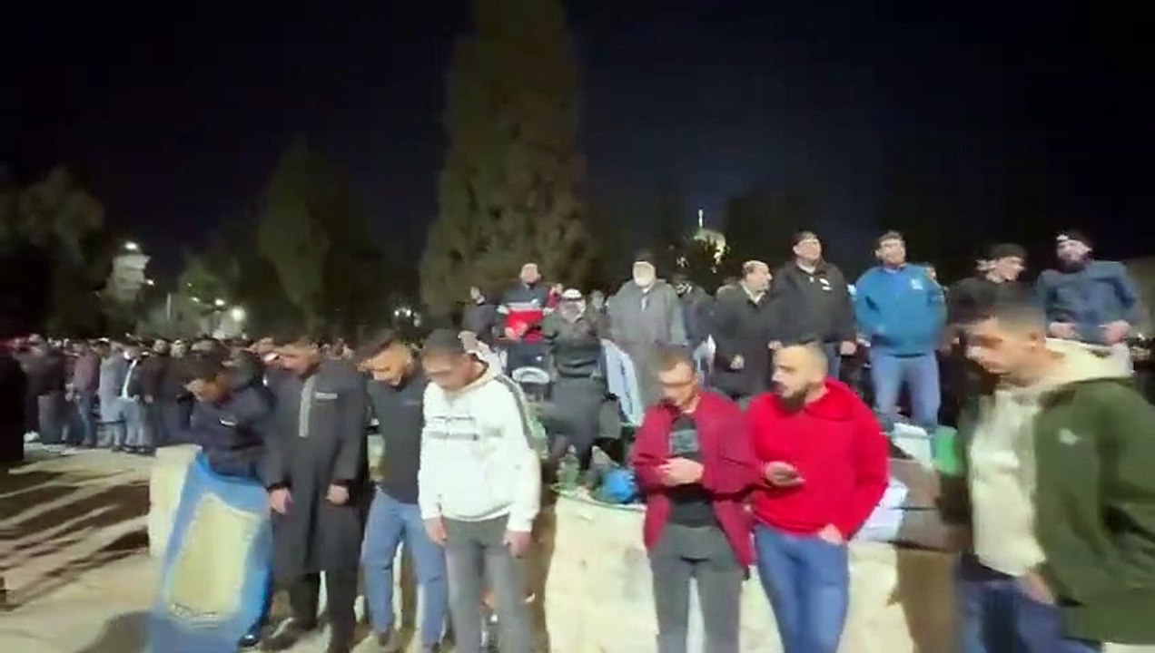 Masjid Al Aqsa من إقامة صلاة العشاء كما تسمع من باحات المسجد الأقصى المبارك.